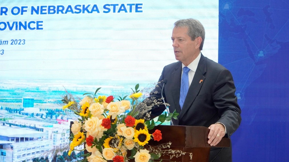 Ông Jim Pillen - Thống đốc bang Nebraska phát biểu tại lễ ký kết