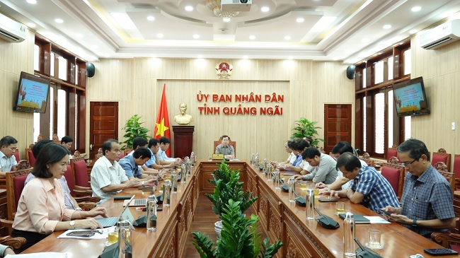 Chủ tịch UBND tỉnh Đặng Văn Minh, Phó Chủ tịch UBND tỉnh Trần Phước Hiền và lãnh đạo các sở, ngành chức năng của tỉnh dự tại điểm cầu Quảng Ngãi