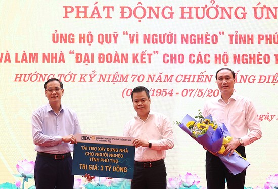Đại diện BIDV - Chi nhánh Phú Thọ trao biểu trưng số tiền ủng hộ ba tỉ đồng cho “Quỹ vì người nghèo”