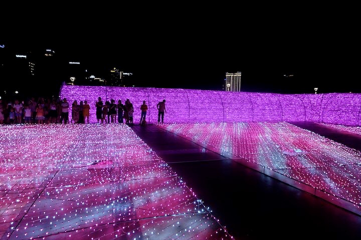 Không gian ánh sáng được chia làm 3 chủ đề: “Sakura Dome”, “Sakura Garden” lấy cảm hứng từ hoa anh đào của Nhật Bản và “Hồ Sen” lấy cảm hứng từ hoa sen của Việt Nam