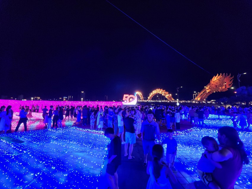 Ngay khi 500 ngọn đèn được thắp sáng, rất đông người dân và du khách đã đến check-in tại không gian ánh sáng đầy sắc màu bên bờ sông Hàn (Đà Nẵng)
