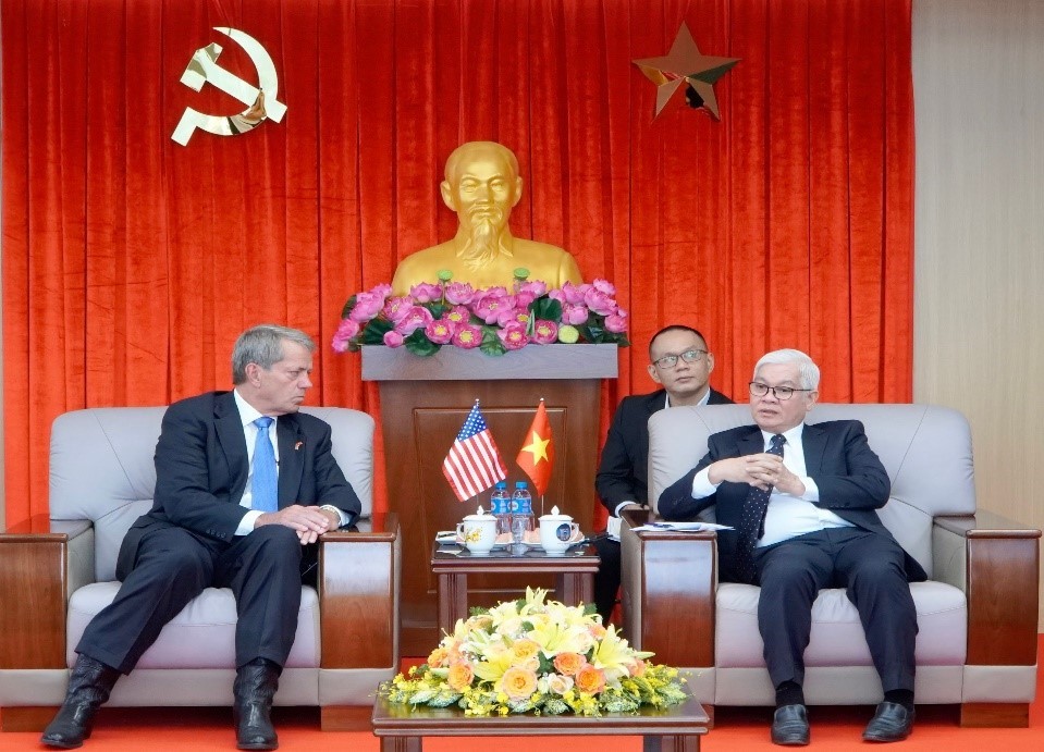 Mr. Nguyen Van Loi, Member of the Party Central Committee, Secretary of the Provincial Party Committee - Head of the Binh Duong Provincial National Assembly Delegation (right cover) receives Mr. Jim Pillen - Governor of Nebraska State.