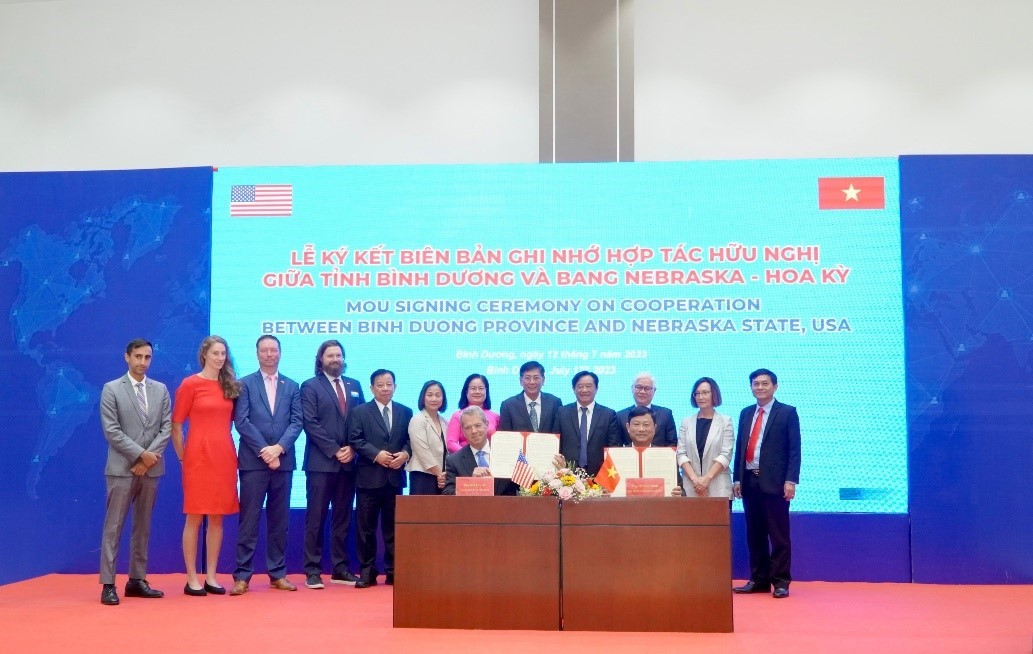 The signing ceremony of the Memorandum of Understanding between the People's Committee of Binh Duong Province (Vietnam) and the Government of Nebraska State (USA) on the establishment of cooperation and twinning relations based on the principle of equality and mutual benefit, with many contents. Meaningful content to cooperate and develop comprehensively.