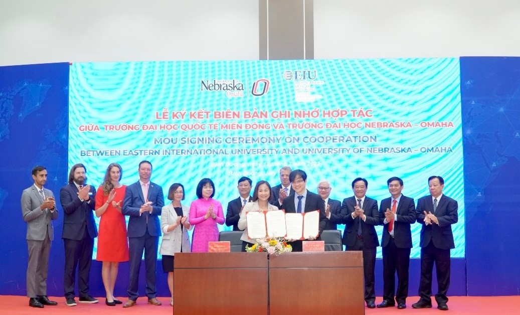 The signing ceremony of the Memorandum of Understanding between the People's Committee of Binh Duong Province (Vietnam) and the Government of Nebraska State (USA) on the establishment of cooperation and twinning relations based on the principle of equality and mutual benefit, with many contents. Meaningful content to cooperate and develop comprehensively.