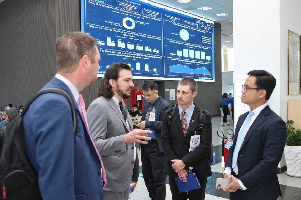 Nebraska business delegation visited Binh Duong Intelligent Operation and Supervision Center (IOC) on the 1st floor, Tower A, Provincial Administration Center.