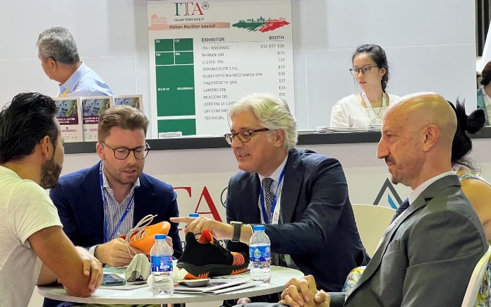 Ông Fabio De Cillis, Ông Agostino Apolito, Ông Cristiano Paccagnella (từ phải sang) trao đổi với các doanh nghiệp tham gia triển lãm