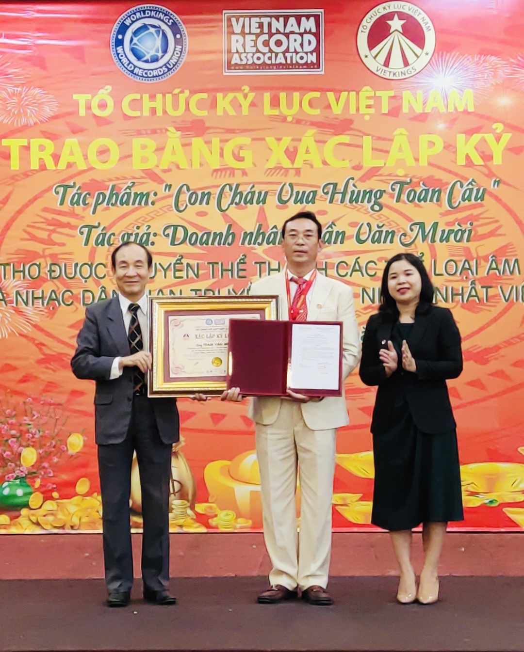 Dr. Nguyen Van Vien, Lawyer - Head of the Intellectual Property Institute of Vietnam, Deputy Chairman of the Vietnam Record Association, and Ms. Nguyen Thi Quynh Ngoc, awarded the Vietnam Record certificate to businessman Tran Van Muoi