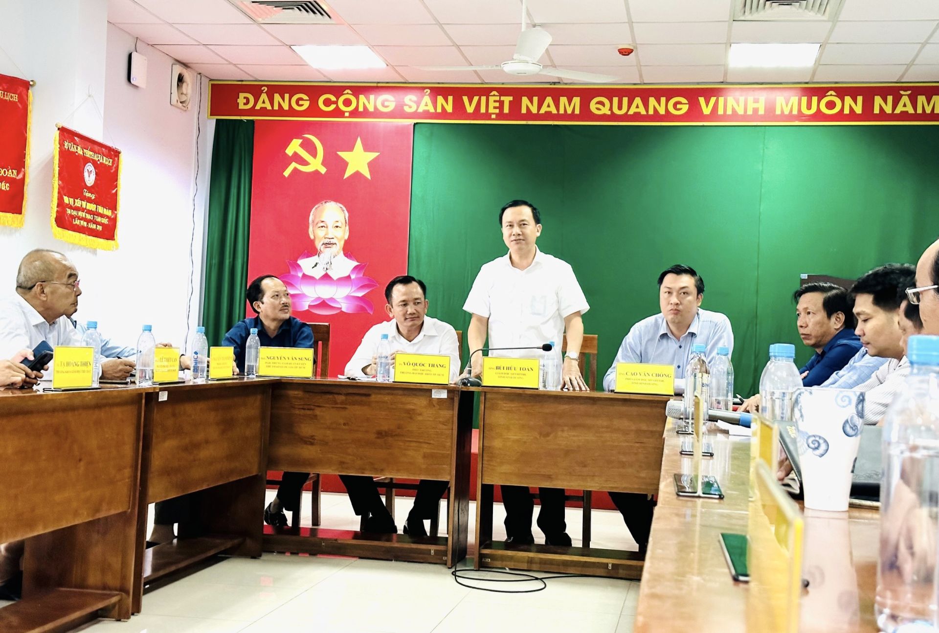 Ông Bùi Hữu Toàn, Giám đốc Sở VHTTDL Bình Dương trao đổi ý kiến tại buổi làm việc