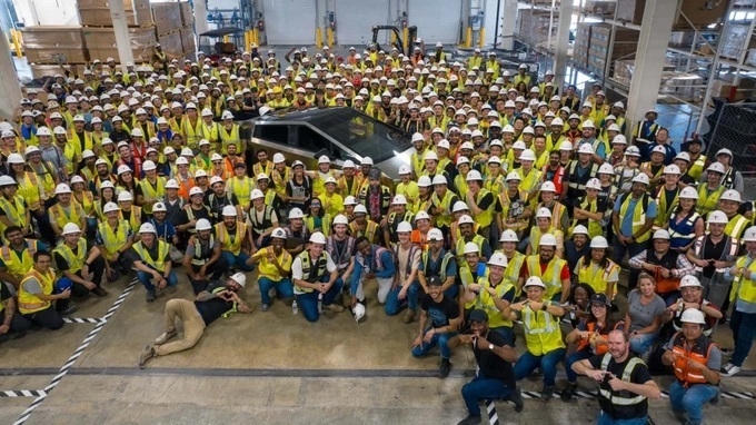 bức ảnh các công nhân của nhà máy Gigafactory Texas vây quanh chiếc Tesla Cybertruck đầu tiên