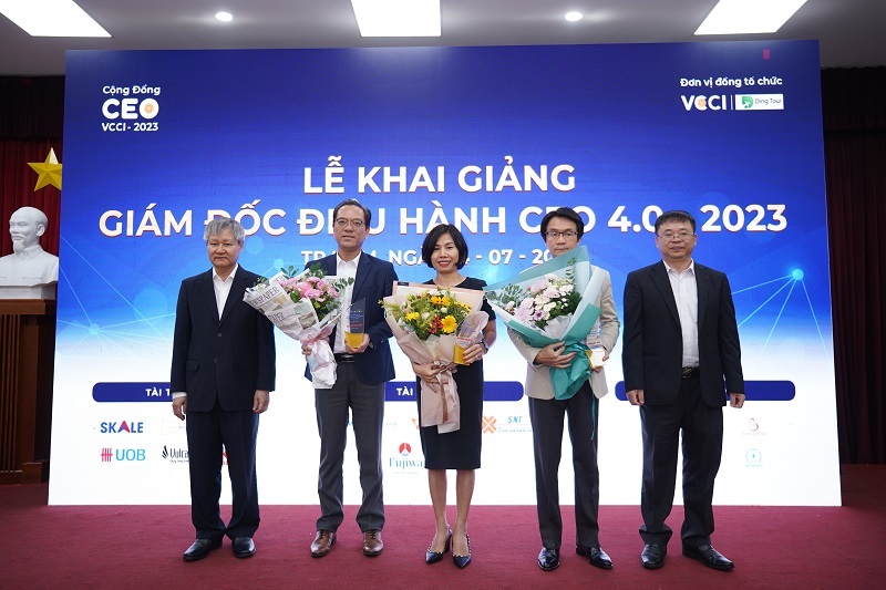 Ông Võ Tân Thành - Phó Chủ tịch VCCI (ngoài cùng bìa trái) và ông Trần Ngọc Liêm - Giám đốc VCCI -HCM (ngoài cùng bìa phải) trao tặng hoa cho các diễn giả - doanh nhân trong chương trình