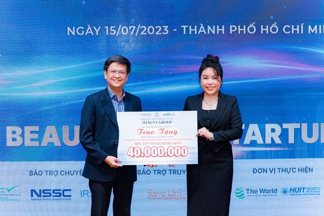 Bà Nguyễn Thị Thu Thảo trao 30 suất học bổng cho sinh viên trường HUFI