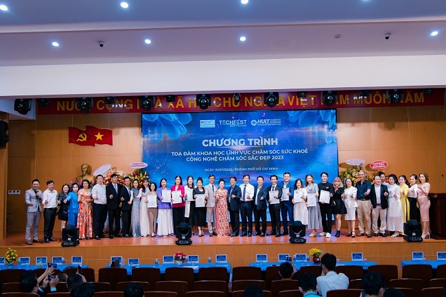 T.S Thái Doãn Thanh - Đại diện trường Đại học Công thương Tp. Hồ Chí Minh trao thư cảm ơn dành cho sự hỗ trợ của các đơn vị doanh nghiệp, thẩm mỹ viện tại sự kiện