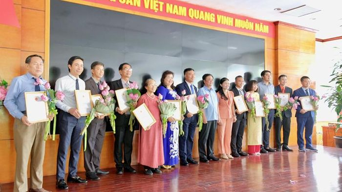 Bộ trưởng Bộ NN&PTNT Lê Minh Hoan trao giấy chứng OCOP 5 sao cấp Quốc gia cho các chủ thể.