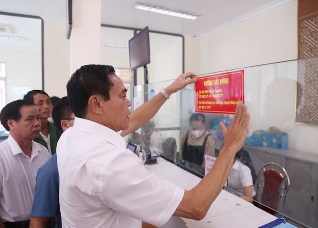 Chủ tịch UBND tỉnh Hà Tĩnh Võ Trọng Hải gắn biển đường dây nóng để tiếp nhận phản ánh của người dân