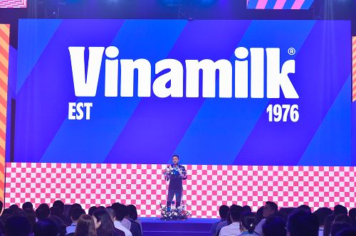 ●	Ông Nguyễn Quang Trí, Giám đốc điều hành Marketing của Vinamilk đại diện chia sẻ về quá trình làm ra bộ nhận diện này, bắt nguồn từ sứ mệnh “chăm sóc” (Care) mà Vinamilk luôn theo đuổi.
