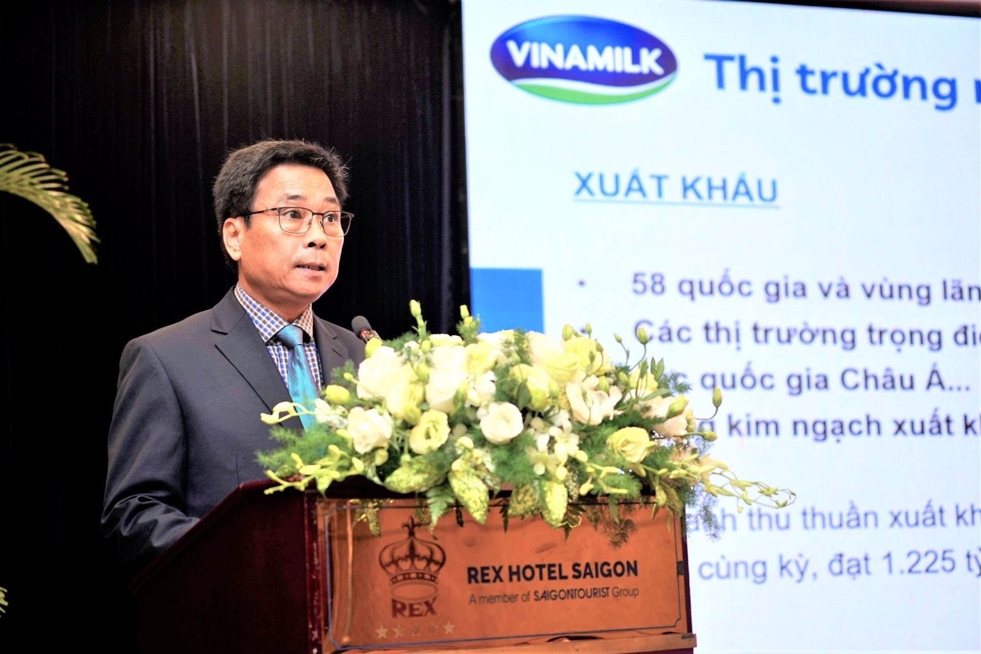 Mr. Le Hoang Minh, Director of the Production Division of Vinamilk presented at the Forum.