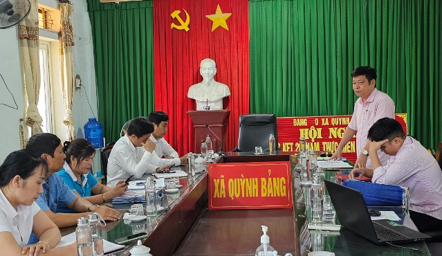Ông Nguyễn Quý Thái- Giám đốc Ngân hàng CSXH huyện Quỳnh Lưu dẫn đầu đoàn công tác của Ban đại diện HĐQT kiểm tra hoạt động tín dụng chính sách tại xã Quỳnh Bảng.