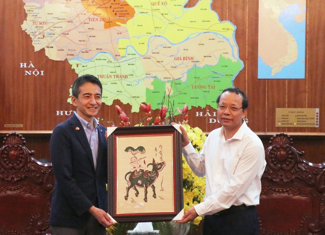 Phó Bí thư Thường trực Tỉnh ủy Nguyễn Quốc Chung trao tặng sản phẩm làng nghề tranh dân gian Đông Hồ cho tỉnh Kanagawa