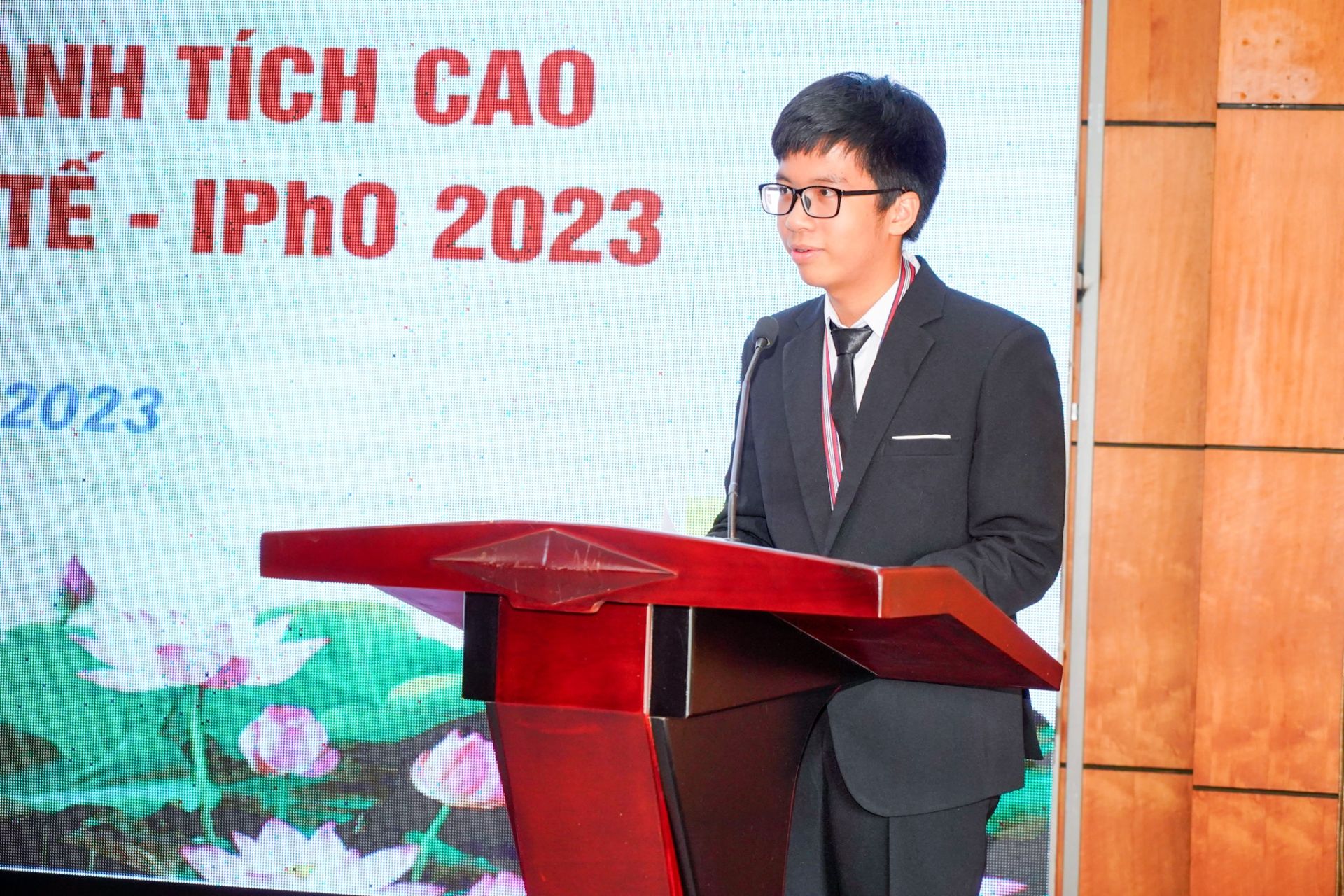 Em Nguyễn Tuấn Dương - Huy chương Bạc Kỳ thi Olympic Vật lý quốc tế - IPhO 2023.