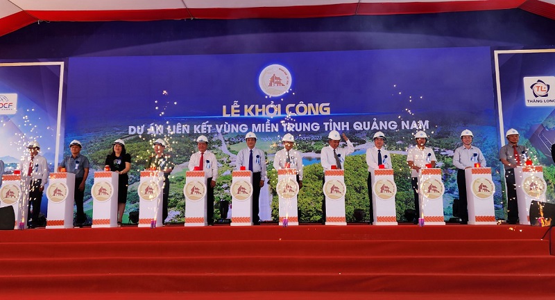 Đại diện lãnh đạo tỉnh và các cơ quan nhấn nút khởi công Dự án tuyến đường Liên kết vùng miền Trung tỉnh Quảng Nam