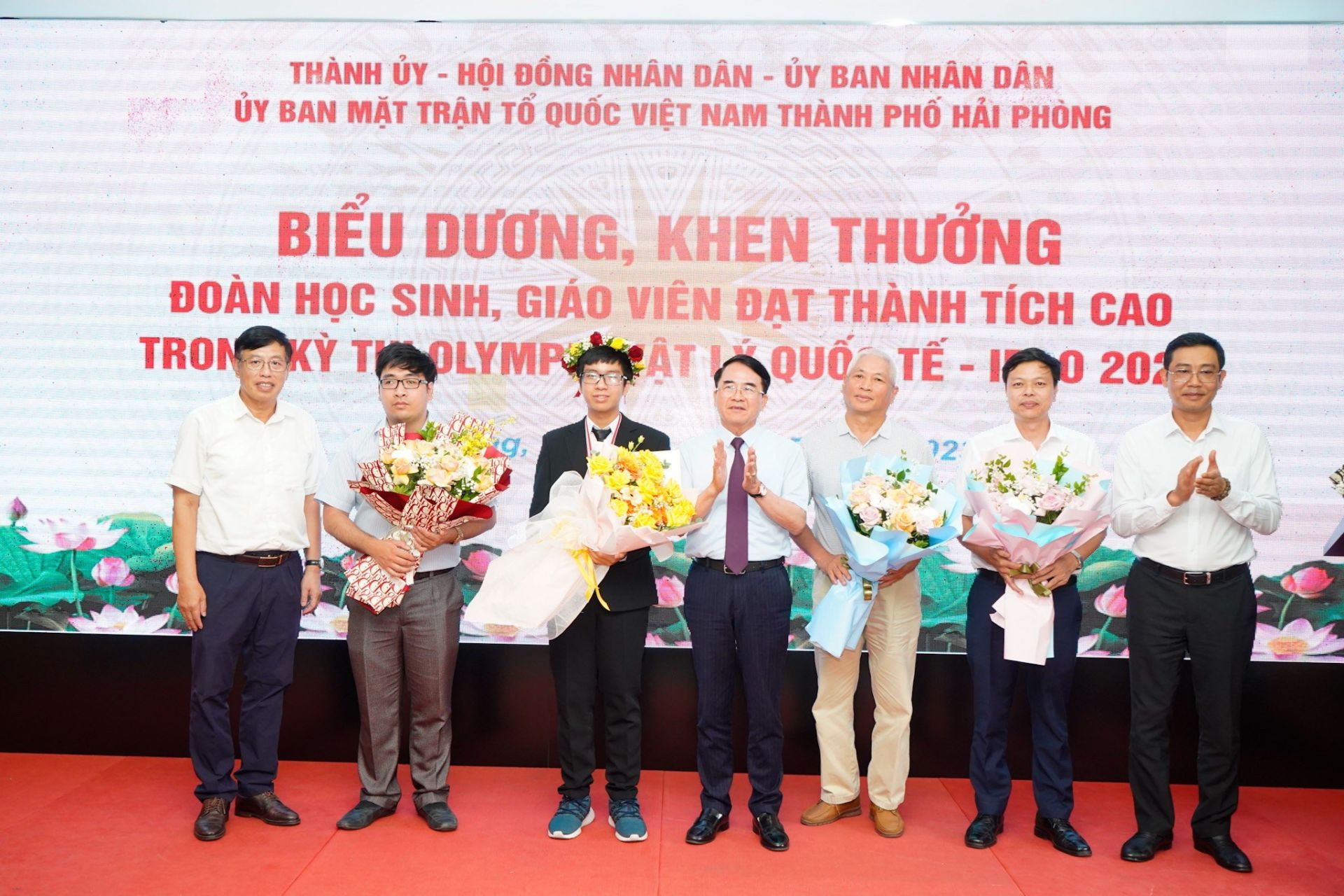 Lãnh đạo thành phố tặng hoa chúc mừng Đoàn học sinh, giáo viên Hải Phòng đạt thành tích cao trong Kỳ thi Olympic Vật lý Quốc tế năm 2023.