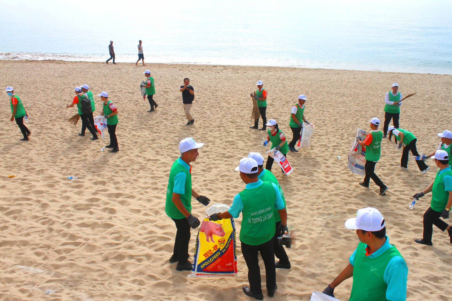 Các tình nguyện viênThực hiện việc dọn rác tại bờ biển Nha Trang