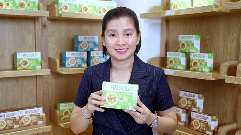 Chị Trần Thị Mỹ Linh và hình ảnh sản phẩm cháo và soup được sản xuất trên công nghệ sấy hoàn nguyên – công nghệ sấy tiên tiến từ Nhật Bản.