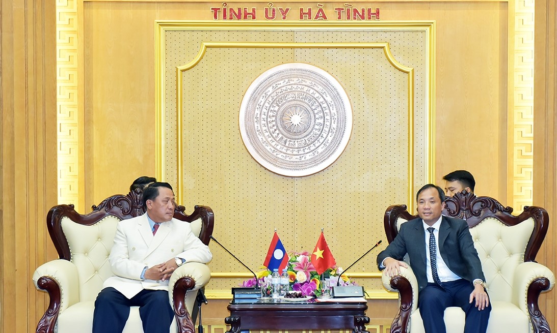 Lãnh đạo hai tỉnh Savannakhet và Hà Tĩnh tại buổi gặp gỡ