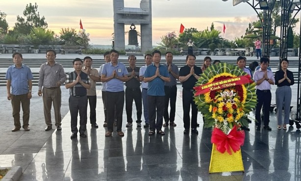 Đoàn cán bộ của Sở NN&PTNT Nghệ An dâng hương, dâng hoa tưởng niệm các anh hùng liệt sĩ tại Nghĩa trang Liệt sĩ quốc gia Đường 9