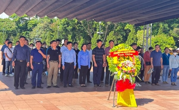 Đoàn cán bộ của Sở NN&PTNT Nghệ An dâng hương, dâng hoa tưởng niệm các anh hùng liệt sĩ tại Di tích quốc gia đặc biệt Thành cổ Quảng Trị