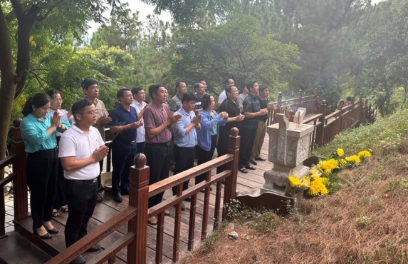 Đoàn cán bộ Sở NN& PTNT Nghệ An dâng hương, dâng hoa viếng mộ Đại tướng Võ Nguyên Giáp