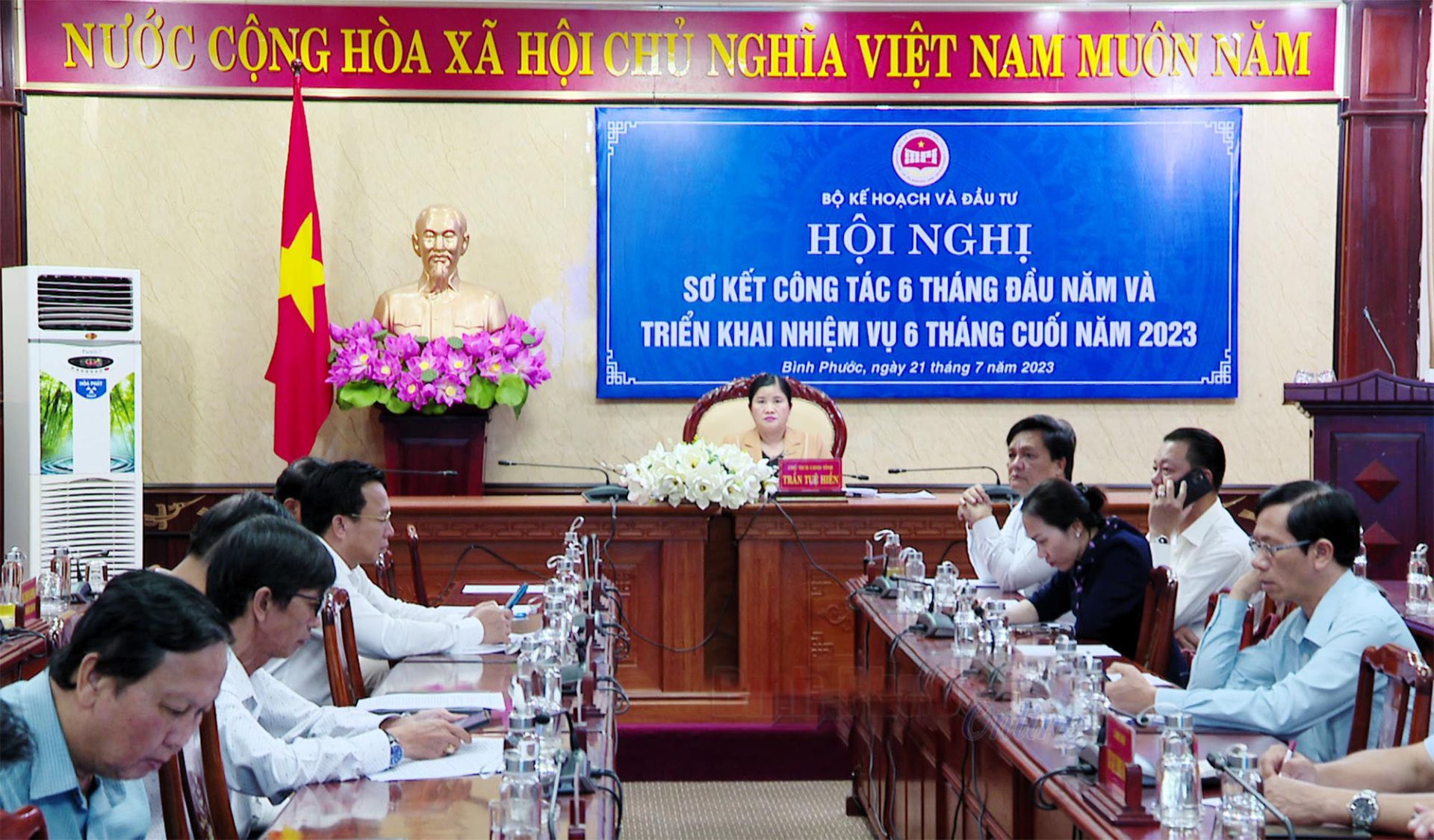 Chủ tịch UBND tỉnh Trần Tuệ Hiền và lãnh đạo các sở, ngành liên quan dự hội nghị tại điểm cầu Bình Phước
