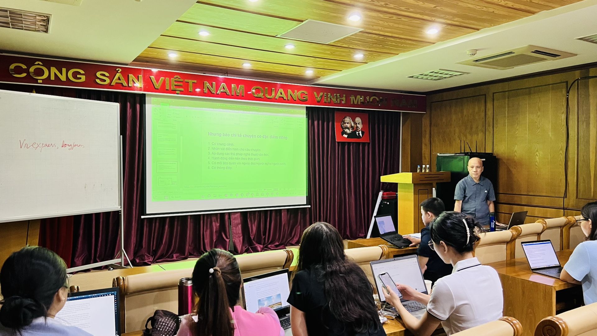 Thạc sĩ Phan Kim Sơn chia sẻ những kỹ năng viết về sức khỏe, môi trường bằng báo chí kể chuyện cho các học viên
