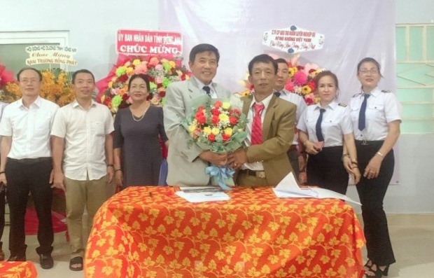 Ông Dương Đình An, Trưởng văn phòng ký kết hợp tác với các đơn vị bạn.