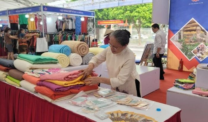 Mạng lưới liên kết hợp tác sản xuất và tiêu dùng bền vững trong chuỗi ngành dệt may – thời trang năm 2023 gồm 6 khu trưng bày trung tâm đến từ các làng nghề của thành phố Hà Nội