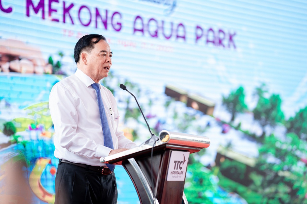 Ông Trần Ngọc Tam - Phó Bí thư Tỉnh ủy, Chủ tịch UBND tỉnh Bến Tre chúc mừng và đánh giá cao Tập đoàn TTC khi đã mạnh dạn xây dựng công viên nước quy mô trên địa bàn tỉnh