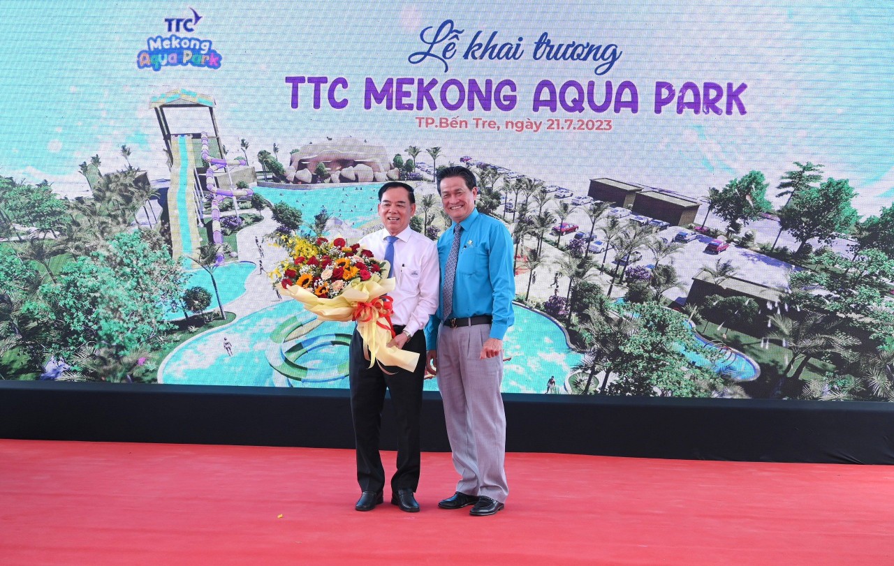 Ông Đặng Văn Thành - Chủ tịch Tập đoàn TTC tặng hoa cảm ơn đến ông Trần Ngọc Tam - Phó Bí thư Tỉnh uỷ, Chủ tịch UBND tỉnh Bến Tre