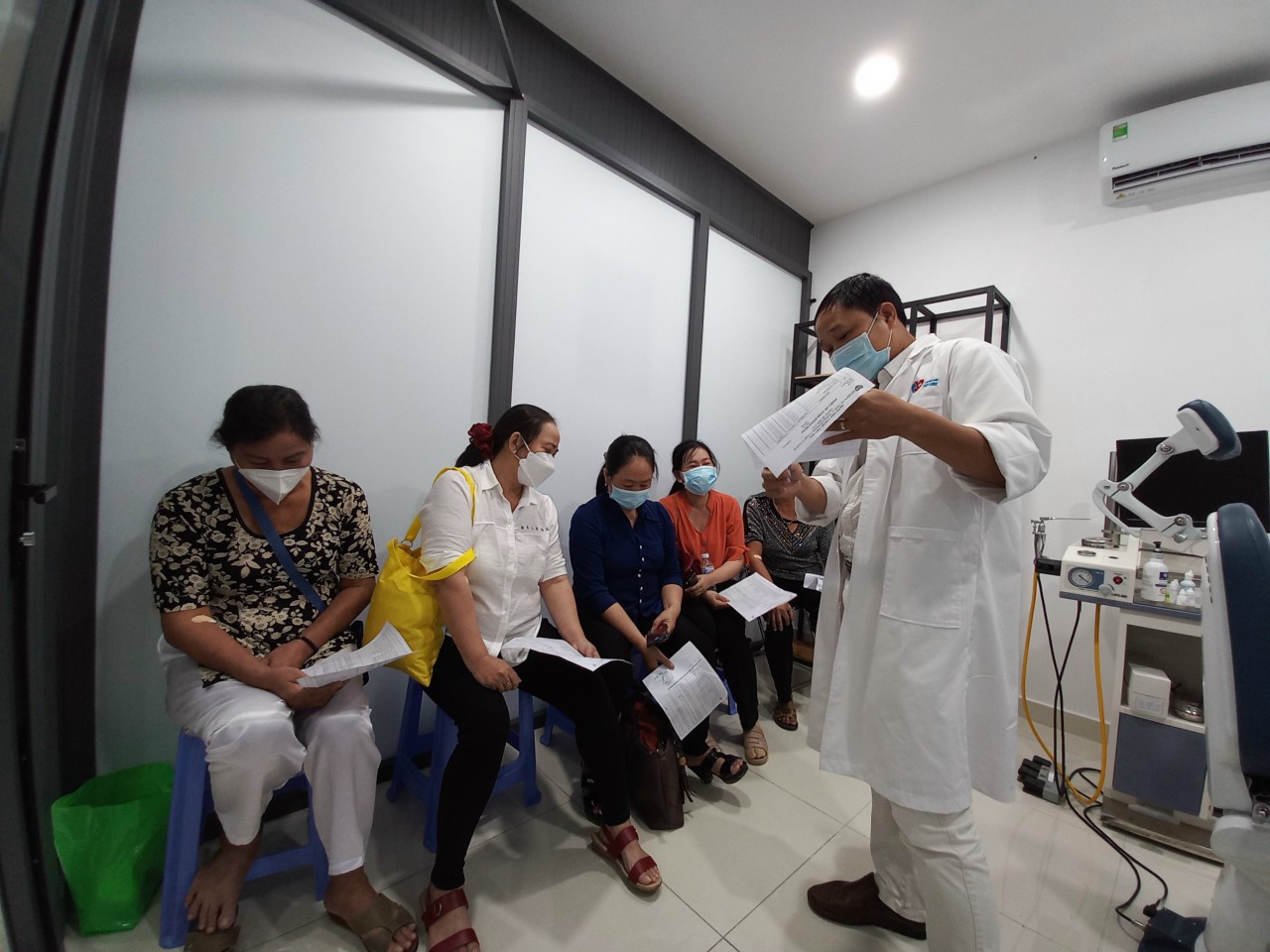 Bác sĩ tại PKĐK Quốc tế Việt  Sing  hướng  dẫn trả kết quả cho bệnh nhân