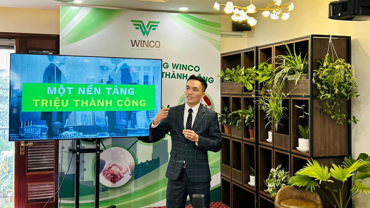 Lê Văn Tình - Chủ tịch Tập đoàn Wintech trình bày mô hình mới cho hoạt động mua sắm kinh doanh và học tập