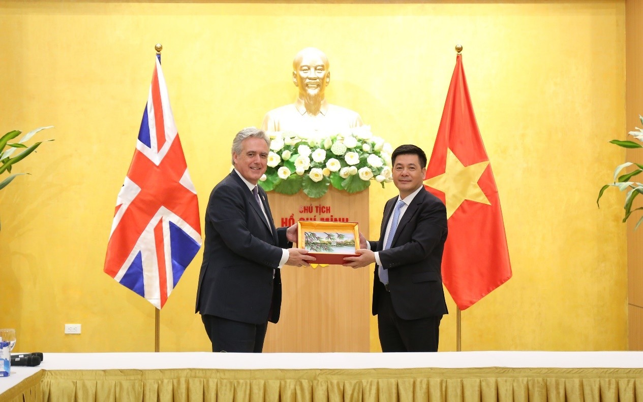 Trade envoy Mark Garnier thanked Vietnam for supporting the UK in the negotiation process to join the CPTPP. Ministry of Industry and Trade's photo