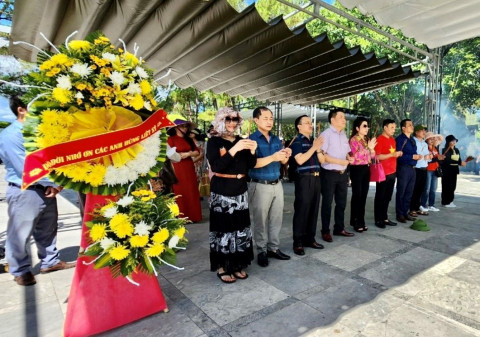 Vietnam Automobile Motorcycle Association and DN&HN Magazine sell incense sticks at Truong Son Cemetery and Dong Loc