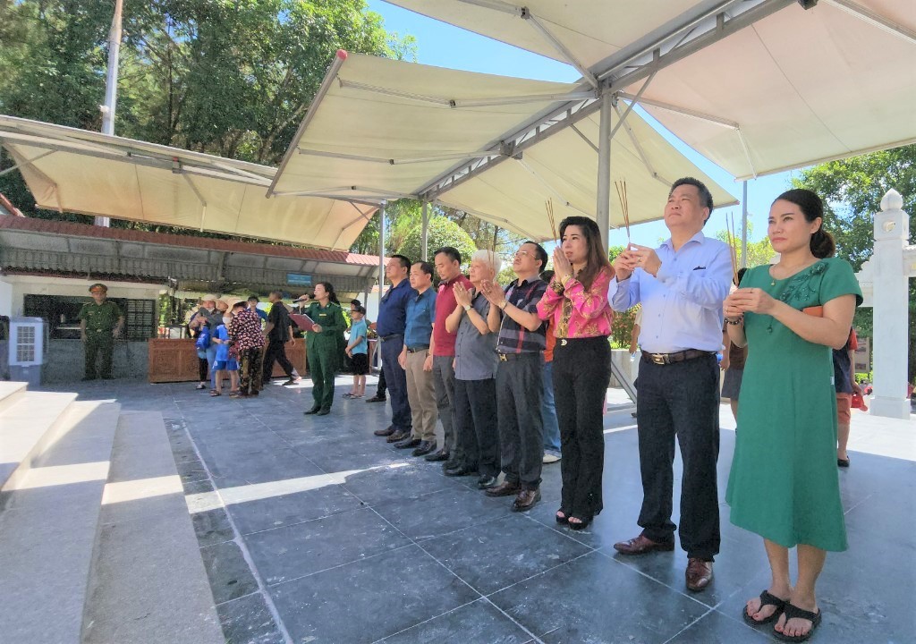 The delegation of Business & Integration Magazine offered incense at Dong Loc T-junction.