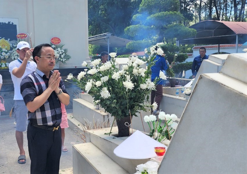 Mr. Pham Van Tho - Chairman of the Vietnam Automobile, Motorcycle, and Electric Vehicle Association offered incense to commemorate martyrs.