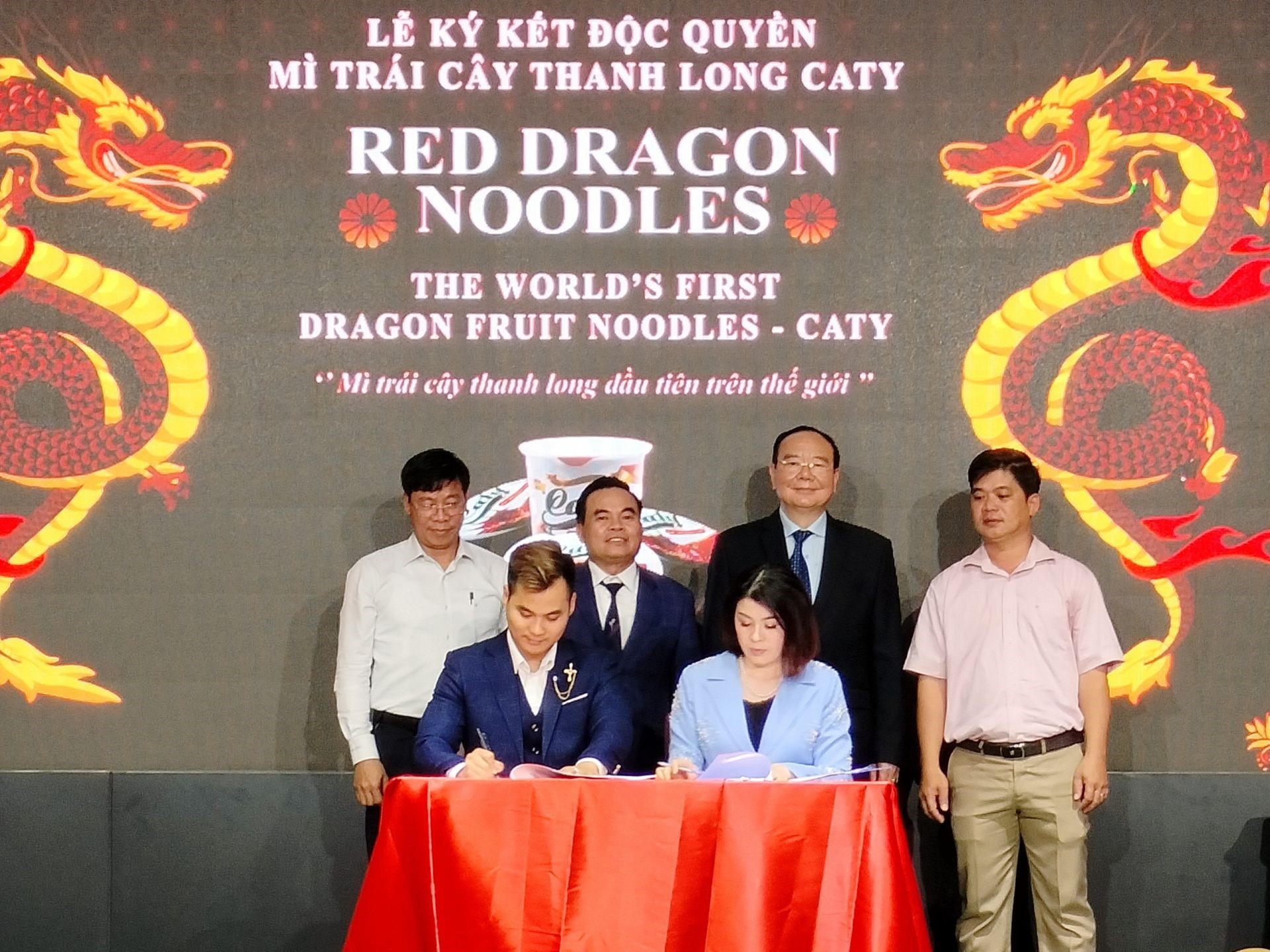 The exclusive signing ceremony of Caty and Vina Caty branded dragon fruit noodles between Caty Food Co., Ltd and 365 Health Joint Stock Company based in the United States of America (USA).