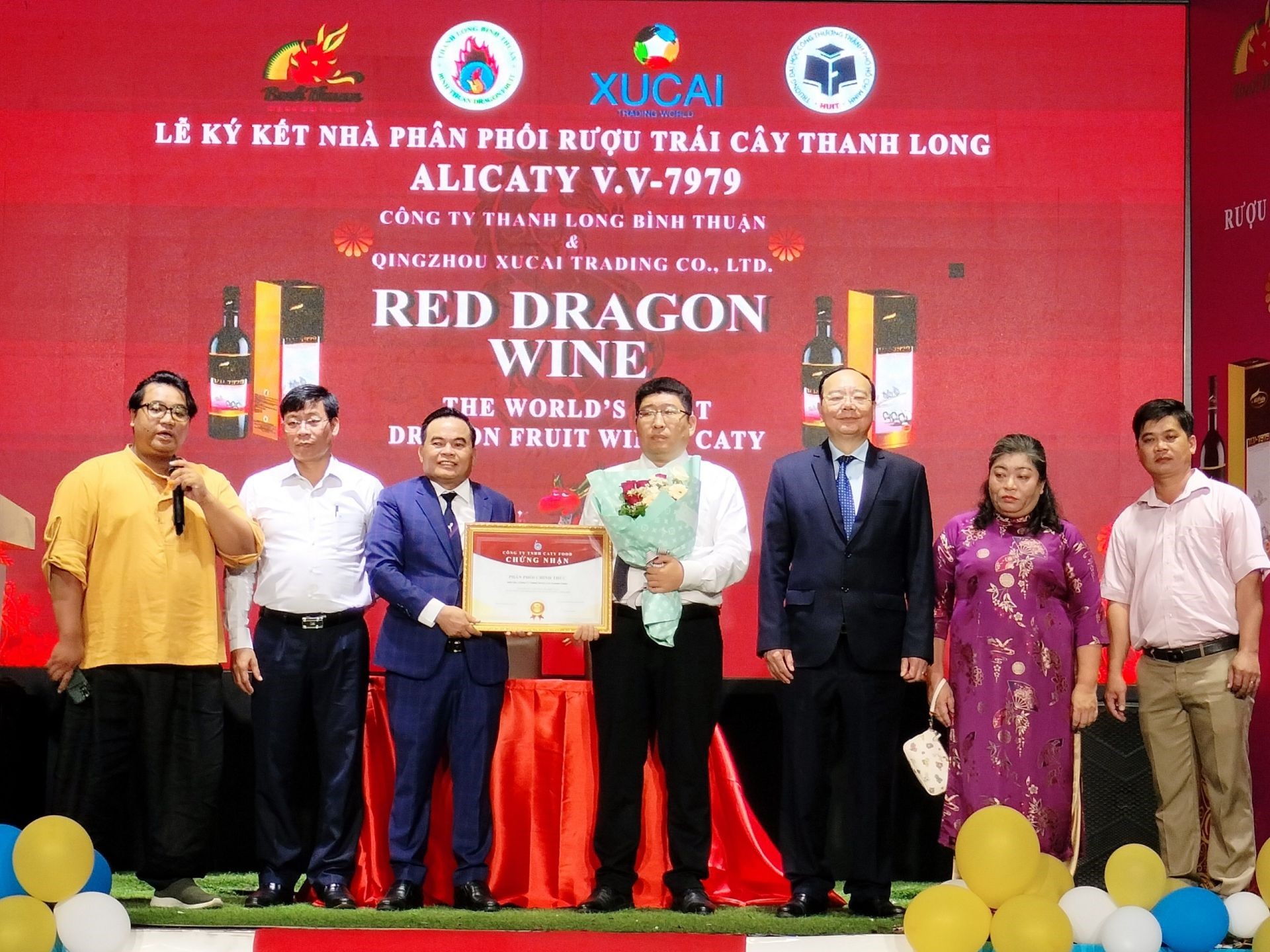 The signing ceremony of the first Distributor Agreement on the Chinese market of Binh Thuan Thanh Long Co., Ltd. for the product of AliCaty V.V 79.79 branded Dragon fruit wine and XuCai Thanh Chau Trading Co., Ltd.