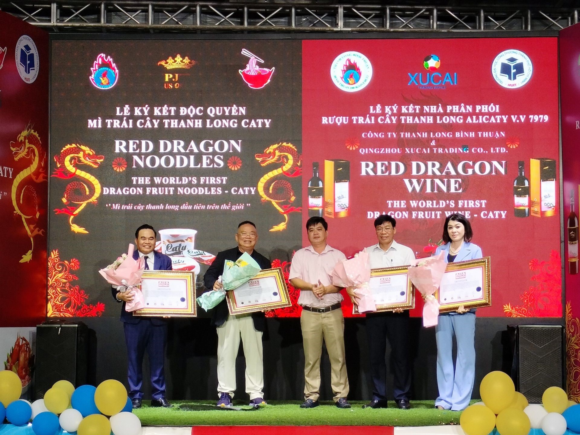 The Binh Thuan Dragon Fruit Association awarded the "Memorial Medal and Certificate of Asian Record of Binh Thuan dragon fruit" to 4 units: Caty Food Company; 365 Health and Beauty Company; Binh Thuan Thanh Long Company and XuCai Thanh Chau Trading Company.