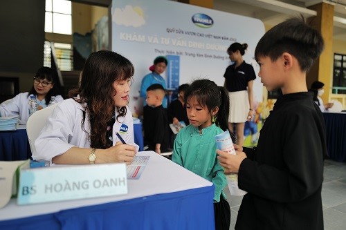 Doctors of Vinamilk Nutrition Center examine and give nutrition advice to students of Huc Dong Primary School.