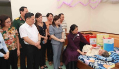 Hội LHPN Việt Nam thăm, tặng quà người có công với Cách mạng tại Yên Bái