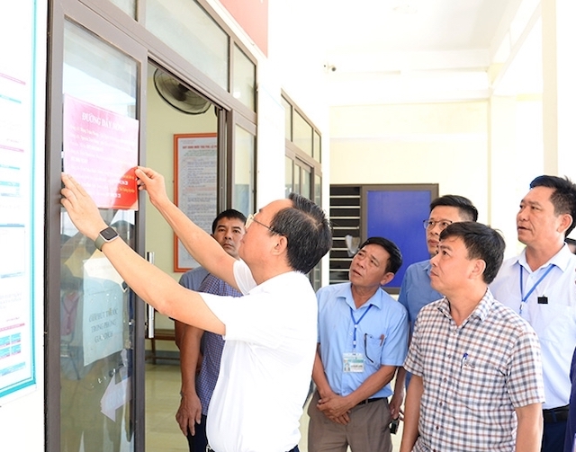 Chủ tịch UBND huyện Can Lộc Đặng Trần Phong đã trực tiếp gắn đường dây nóng tiếp nhận phản ánh của người dân