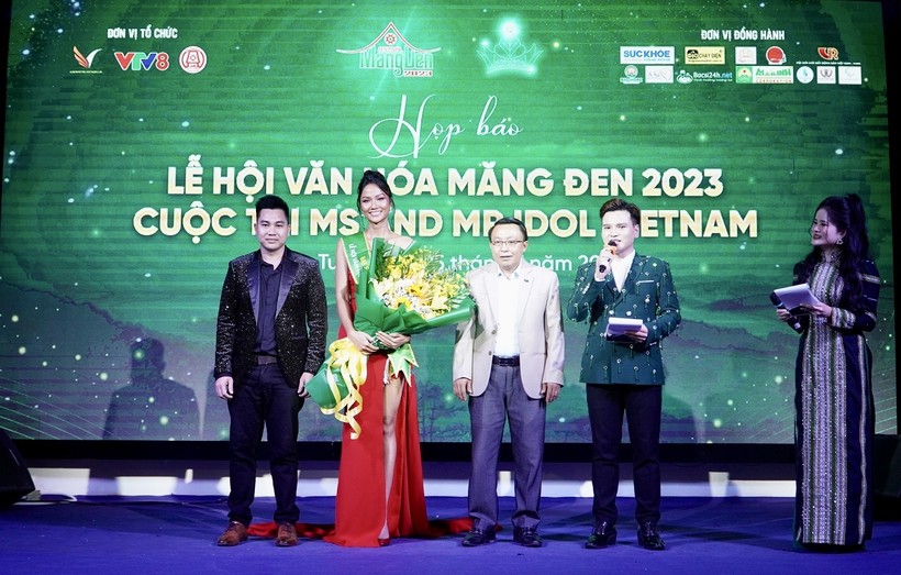 Được biết, Hoa hậu H’Hen Niê đoạt danh hiệu Hoa hậu Hoàn vũ Việt Nam 2017 và Top 5 Hoa hậu Hoàn vũ Thế giới 2018